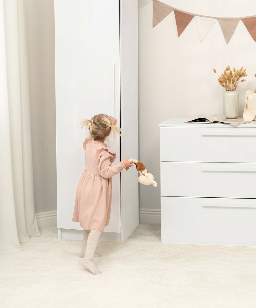 Sanftes Schließen*Türen mit Soft-Close-System schließen leise und sanft - für mehr Komfort und Ruhe im Familienalltag.| Die Soft-Close-Türen des Linia Schranks schließen sanft und leise.