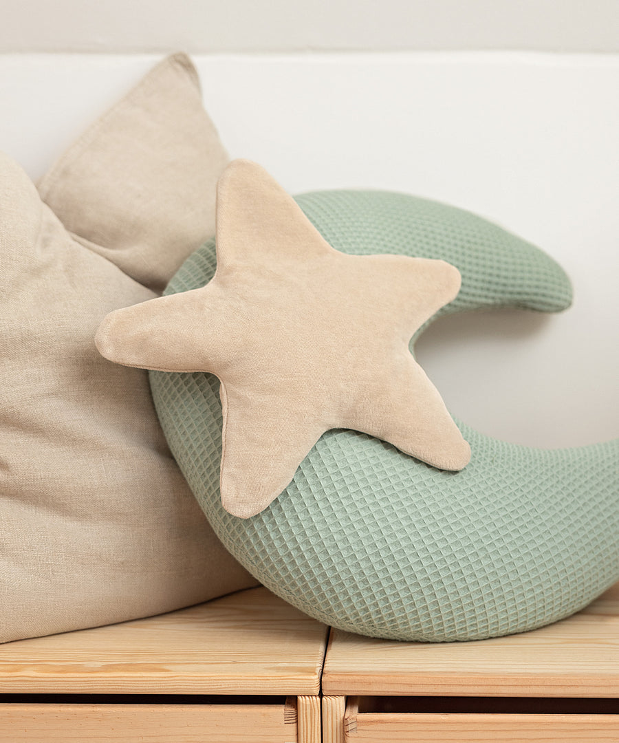 Wohltuende Wärme*Das sternförmige Kirschkernkissen spendet angenehme Wärme und sorgt für wohltuende Kuschelmomente bei Babys und Kindern.|Das sternförmige Kirschkernkissen sorgt für gemütliche Kuschelmomente.