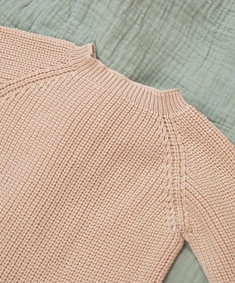 Detailaufnahme des Rippbündchens am Strickoverall.