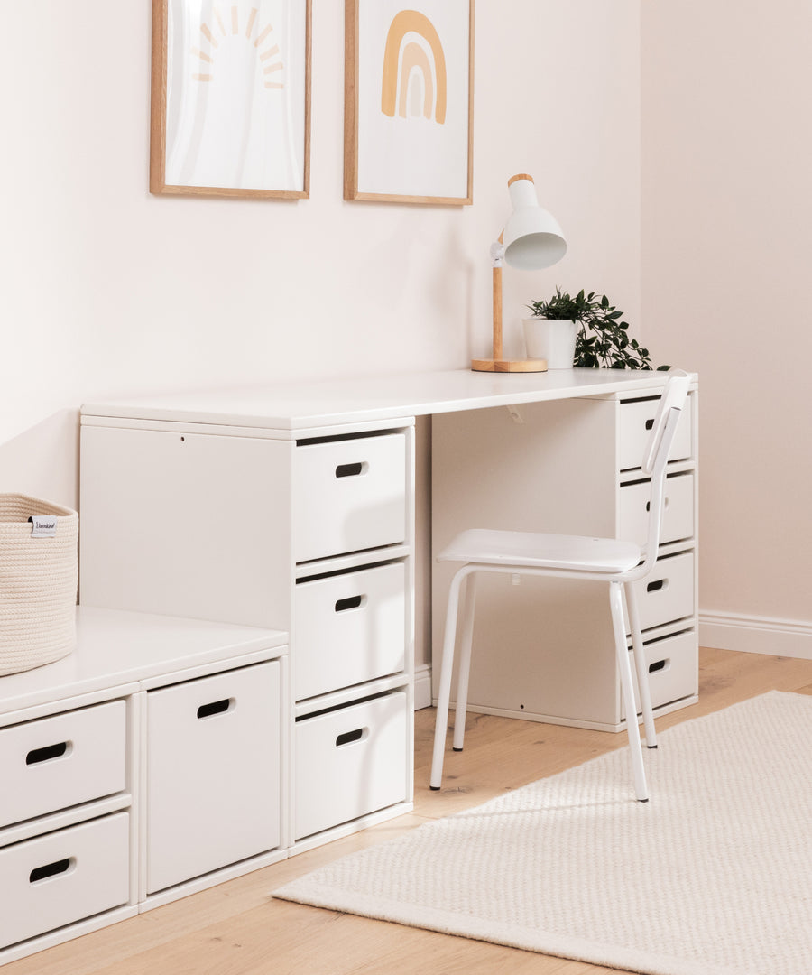 Tischplatte liegt auf zwei Aufbewahrungssystemen und wird zum Tisch.