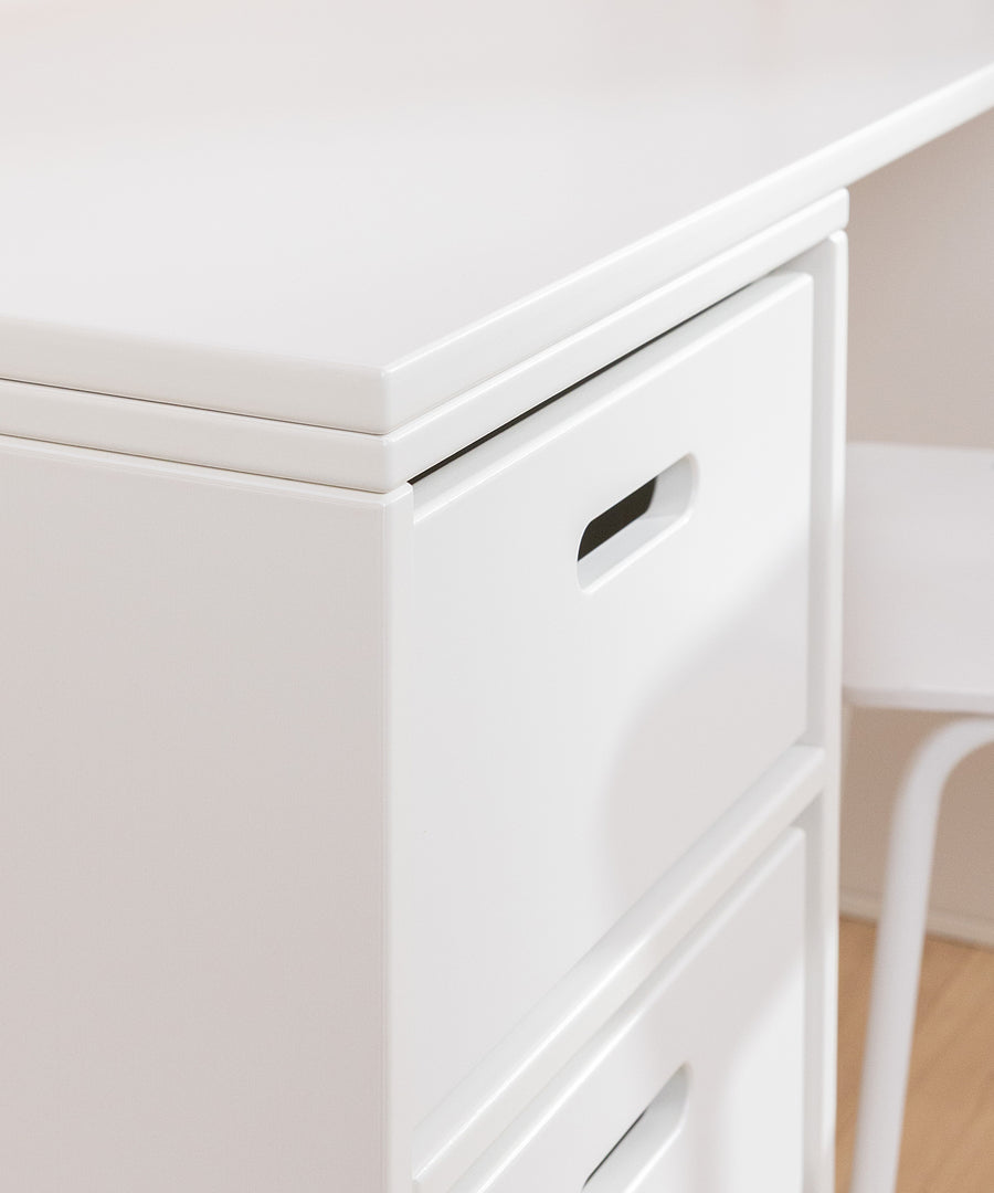 Weiß lackierte Tischplatte für das modulare Regalsystem im Kinderzimmer