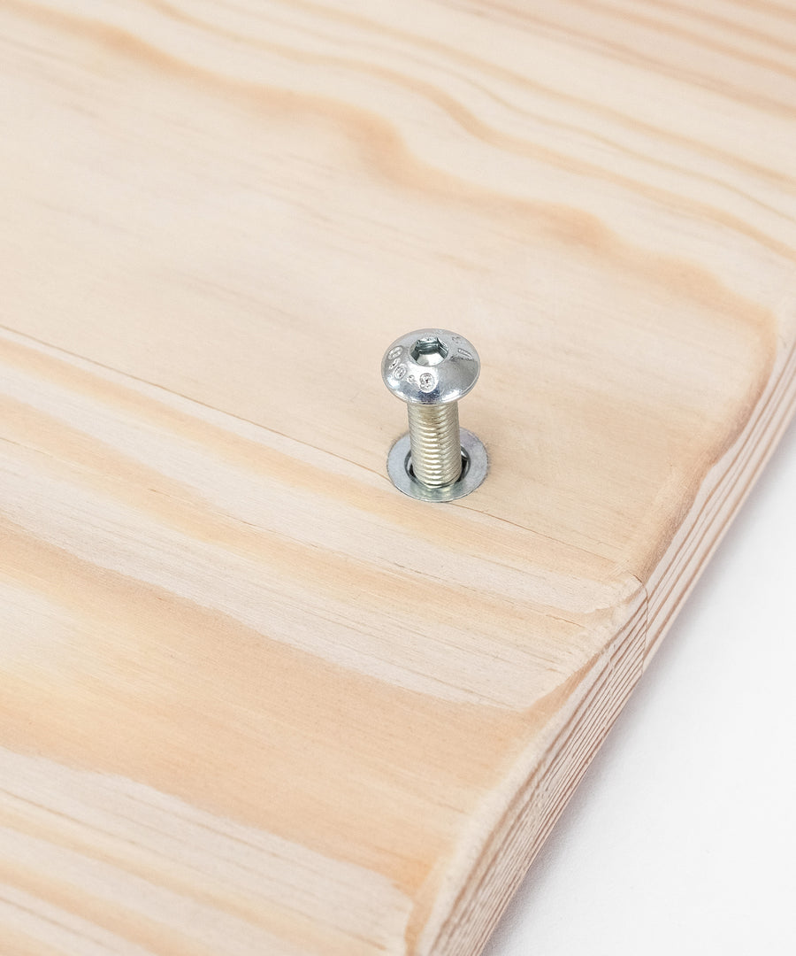 Gesichert durch Schrauben*Die Platten sind mit allen Modulen kompatibel. Die Verbindung erfolgt über integrierte Gewindeeinsätze und beigelegte Schrauben.|Tischplatte Holz Gewindeeinsatz Schraube.