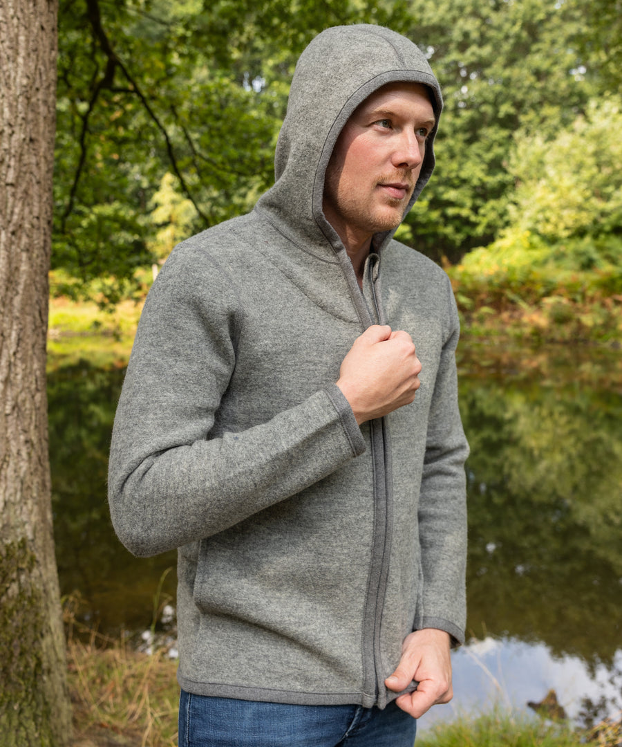 Wärmende Kapuze*Die mit weichem Baumwolljersey gefütterte Kapuze schützt angenehm vor Kälte und liegt besonders sanft auf der Haut.|Mann trägt die Walkjacke in Grau.