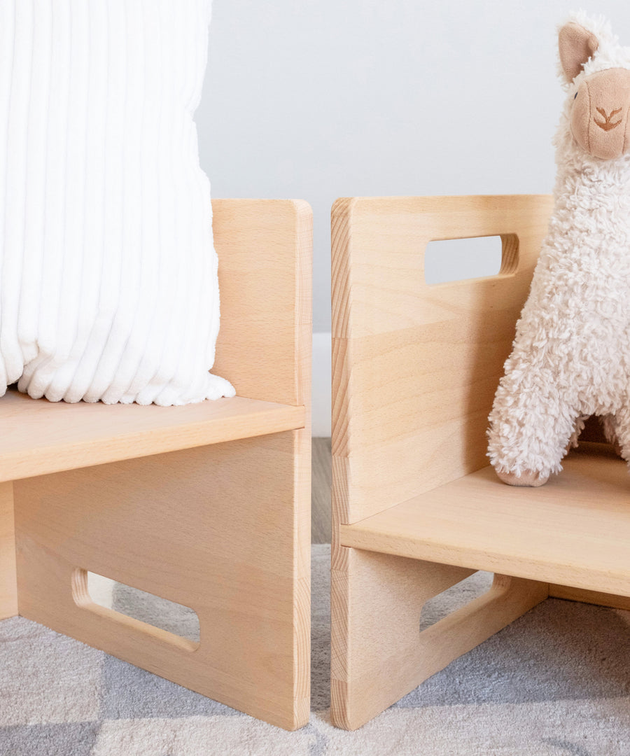Zeitloses Design aus naturbelassenem Buchenholz für Kinderzimmer.