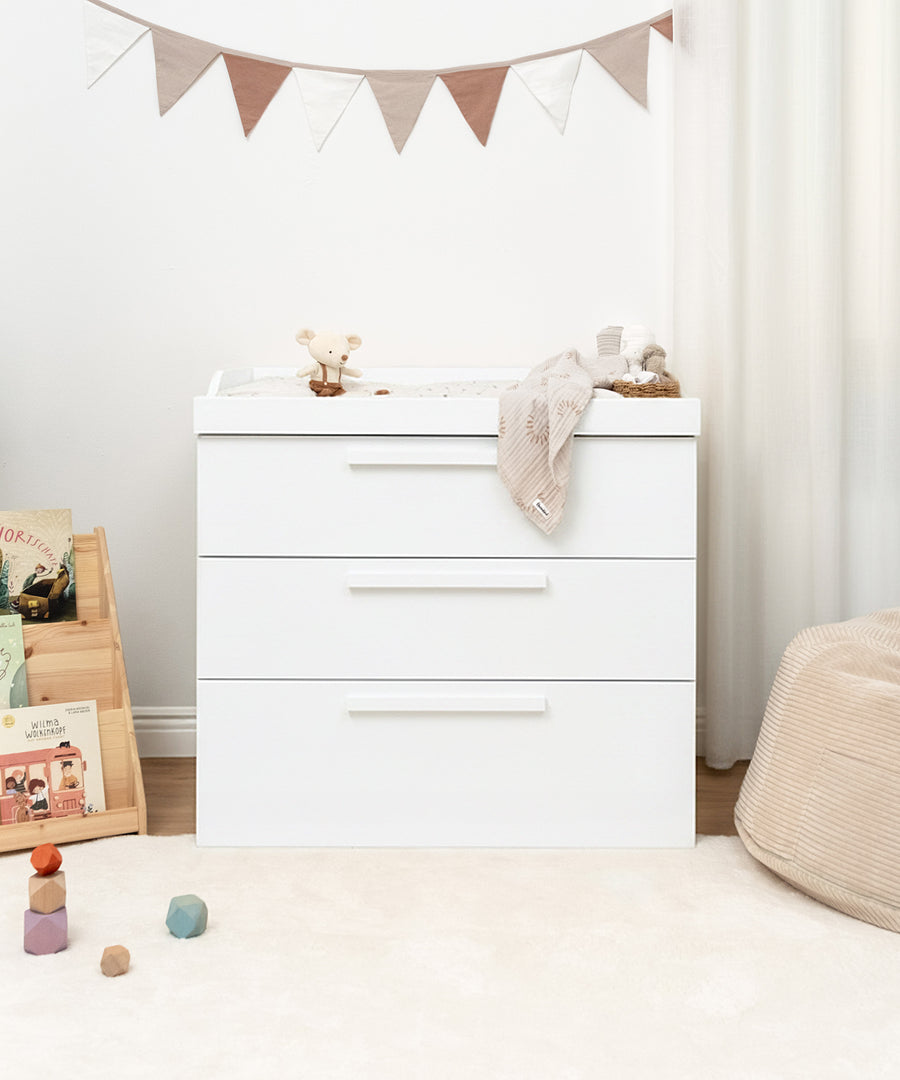 Design by Ehrenkind*In Deutschland designt, gefertigt in Europa. Für Familien, die natürliche Materialien und Qualität lieben.| Die Linia Wickelkommode aus Kiefer Weiß zeigt hochwertiges Ehrenkind Design.
