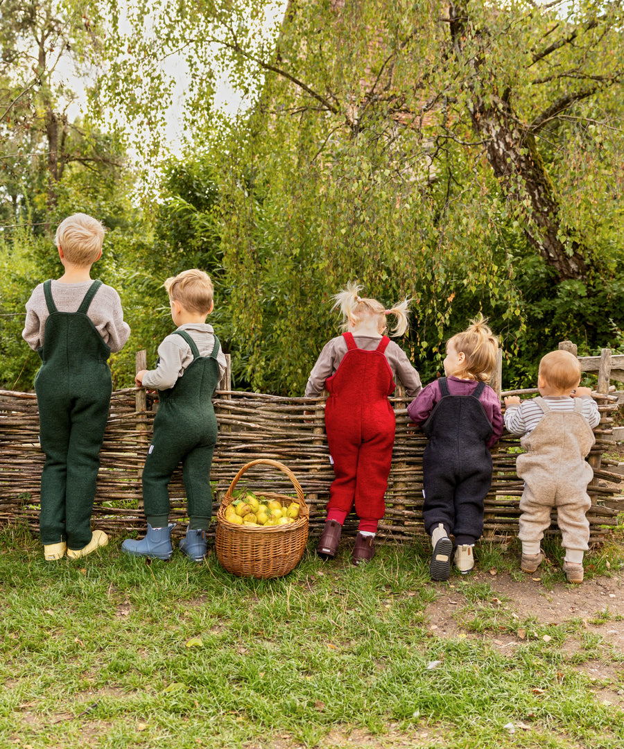 Farbe für Herbst und Winter*Die Latzhose aus Wollwalk gibt es in vielen schönen Farbtönen passend zu unserem weiteren Walk-Sortiment.|Walk-Latzhosen für Kinder in verschiedenen Farbtönen.