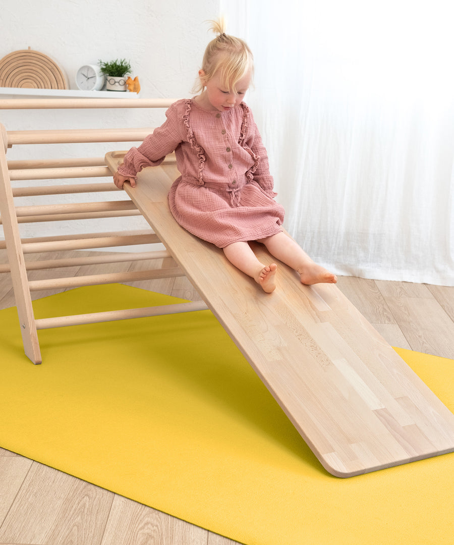 Anti-Rutsch-Funktion*Die rutschfeste Krabbelmatte ist die ideale Spielunterlage.
Sie ist weich und robust - optimal auch für Babys zum Krabbeln. Krabbelmatte in Mangogelb.|Kind rutscht von Kletterdreieck über Rutschbrett auf Krabbelmatte im Kinderzimmer.