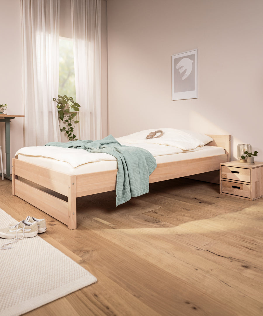 Zeitloses Design*Minimalistisch, klar und vielseitig kombinierbar: Nova Pro bleibt auch bei neuen Farben und Wohnideen passend.|Nova Pro aus naturbelassener Buche mit minimalistischem Design in einem modern eingerichteten Jugendzimmer.
